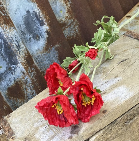 Röd vallmo med flera blommor blandat utslagna och knoppiga röd blommor. Välarbetad och vacker konstgjord blomma med små gröna bl