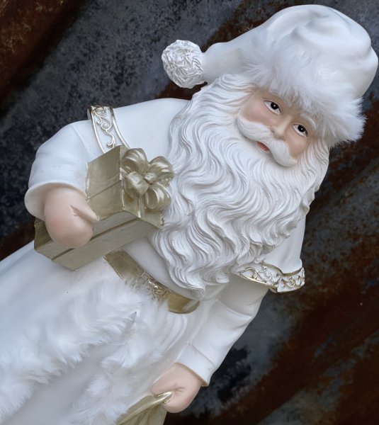 Stor vacker vit tomte/ jultomte med mjuka guld inslag och vit päls. Detalj full och välarbetad med fina detaljer runt om. Höjd: