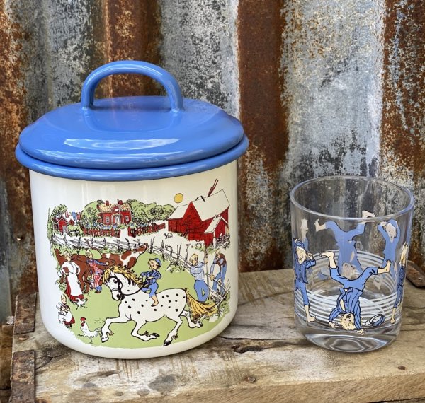 Emil i Lönneberga serie i glas och emalj med klassiskt motiv från Emil i Lönneberga. -Emalj burk med lock -Emalj mugg Ida -Emalj