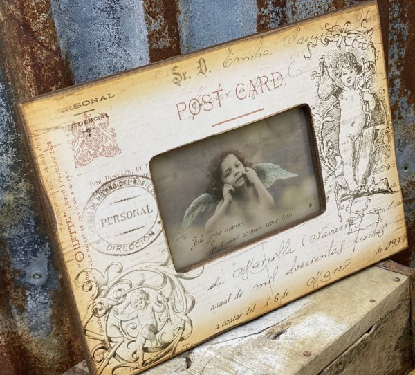 Foto ram till lika tavla med gammeldags ängel motiv. Motivet kan bytas ut till eget öppning på ramens baksida. Ramen är dekorera