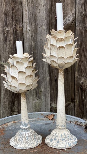 Vacker annorlunda ljusstake i större maffigare modell. Med rund lätt mönster dekorerad fot nertill och en vacker detaljrik blomb