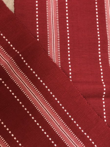 Löpare duk röd med vitt mönster