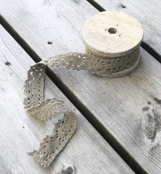 Gammeldags vacker spets på trärulle. Att dekorera med sy på gardiner, fästa som hyllband, klä paket med eller liknande. Finns i