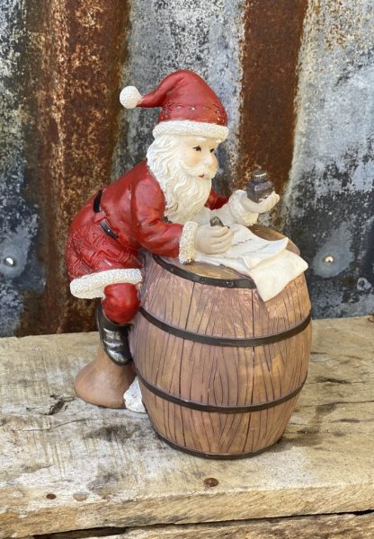 Vacker och detaljrik tomte Bengtsson i klassisk gammeldags modell. Röd och vit i mjuka färger och fina detaljer. Tomten Bengtsso