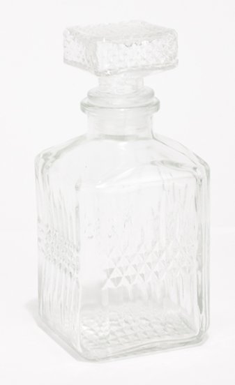 Vacker lägre glas karaff / flaska med kork och detaljfullt mönster i glaset runt om. Modellen/formen är kantig och finns i tre s