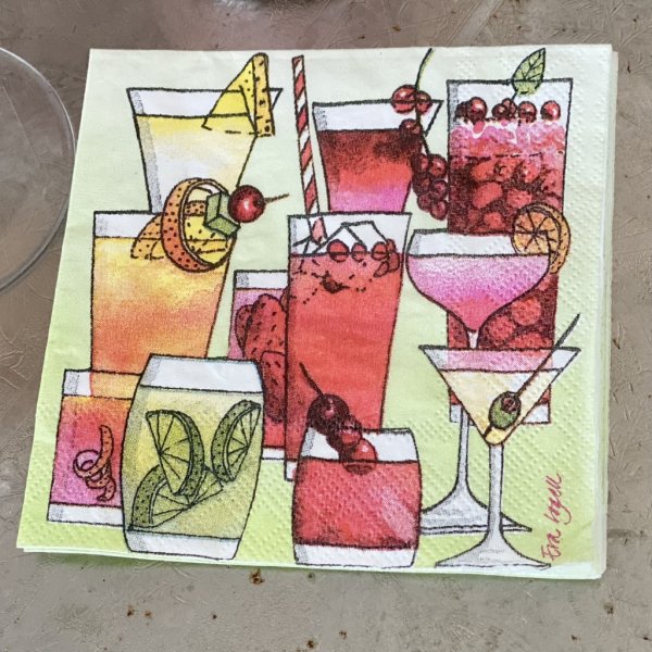 Mingel / cocktail servetter i glada nyanser på vit bas. Perfekta till festen, drinken eller kalaset. I kaffeservetts storlek.