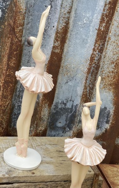 Vacker ballerina i antik stil. Går i mjuka rosa och aprikosa nyanser. Finna i två modeller -Armarna upp -En arm upp Högre i mode