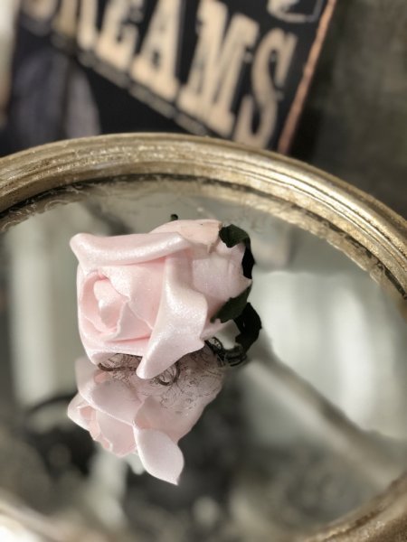Vacker rosa ros isros i knoppig modell, att dekorera med . Rosen har ståltråd ist för stjälk så man lätt kan fästa den vid tyg