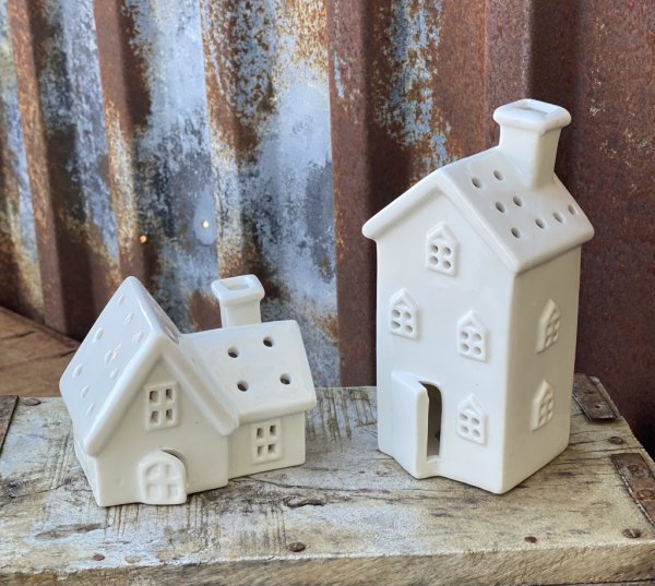 Vitt ljushus i porslin med ljusslinga. I blank fin modell som ger fint lyster när man tänder slingan. Finns i två modeller -Högr