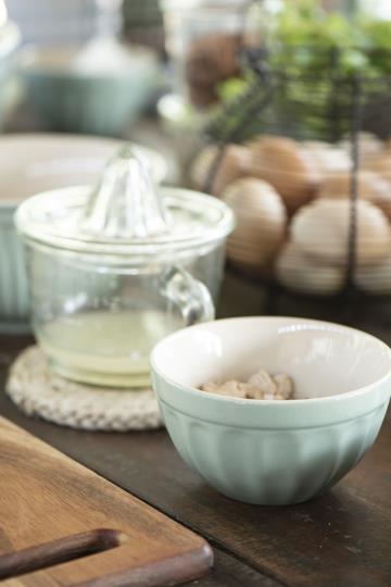Mynte skål i mjuk turkos nyans Green Tea. Perfekt i storleken till frukosten, desserten eller plock skålar. Tillverkad i stengod