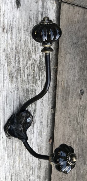 Vacker svart krok i gammeldags antik stil. Dekorerad med svarta veckade porslins knoppar med stomme i antik guld. I dubbel hänga