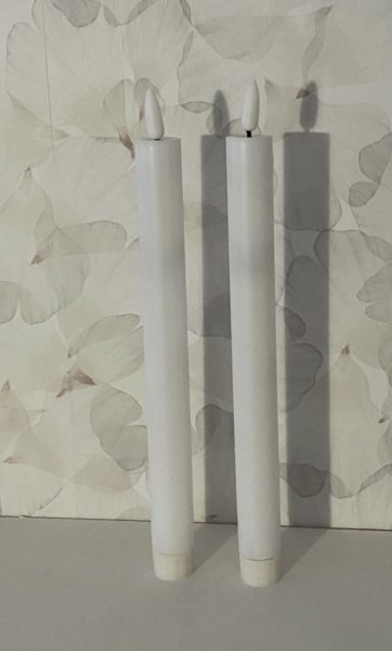 Vita LED timer ljus / antikljus med klart kallare sken/ljus. Säljes i pack om två ljus. Drivs av två AA batteri (ingå ej). Ger e