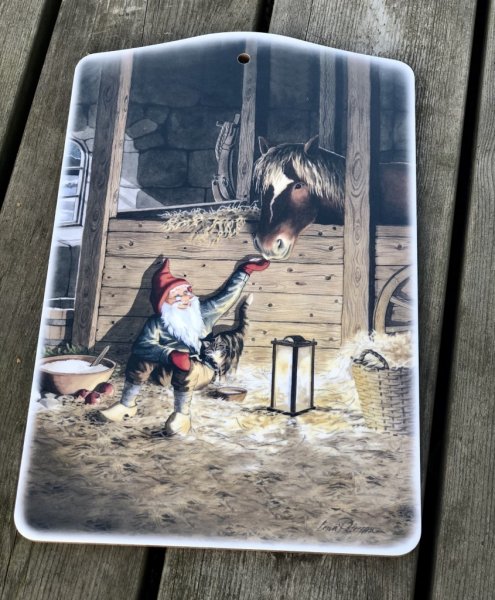 Vackra skärbrädor med lantliga julmotiv designade och ritad av konstnären Lena Petersson. Finns i tre modeller -Småvänner (Tomte