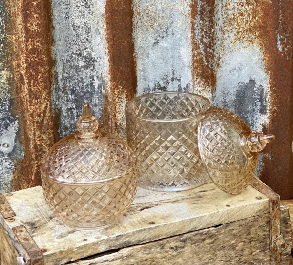 Vacker glasskål i modell ”diamant” med lock i amber glas. Vackert dekorerad runt om med mönster. Finns i två modeller. -Högre -L