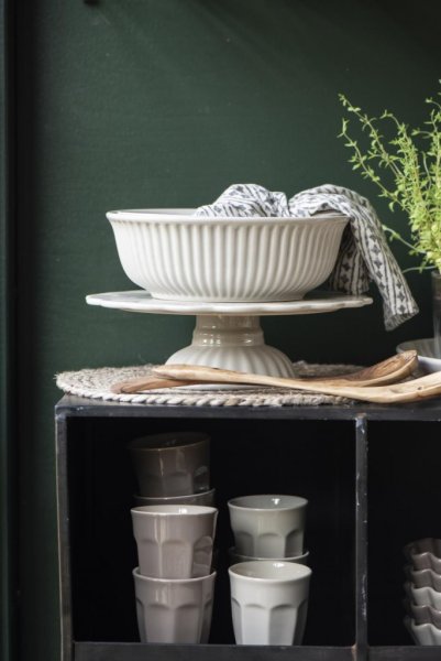 Mynte Tårtfat / kakfat på fot nyans Latte. Tillverkad i stengods av hög kvalité. Se mer info i produkt kategorin ovan. H: 9 Ø: