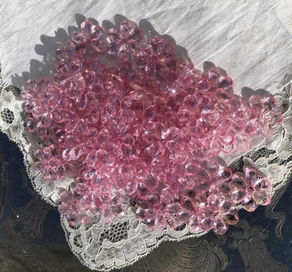 Rosa dekorations blommor i plast att dekorera med. Blommorna är vackra att ha vid dukning att strö över duken dom har också hål