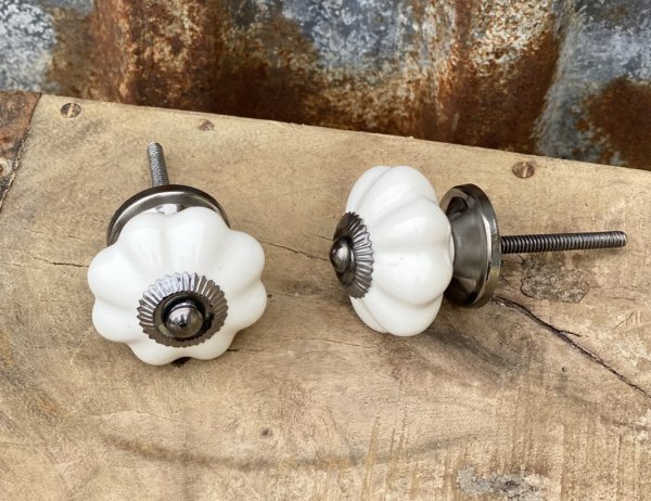 Vacker vit porslins knopp i klassisk modell med lätt veckad mönster runt om. Med en metall stomme och krage som går i en nyans