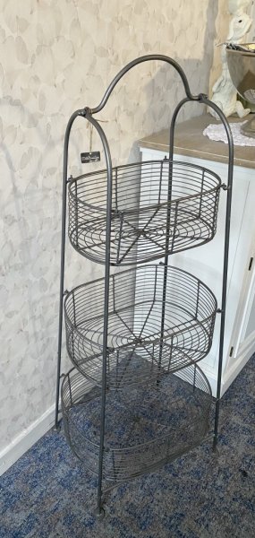 Stor förvaring med korgar i zink. Högre modell som passar för förvaring i hemmets alla rum. Står på fyra tassar och har tre lätt