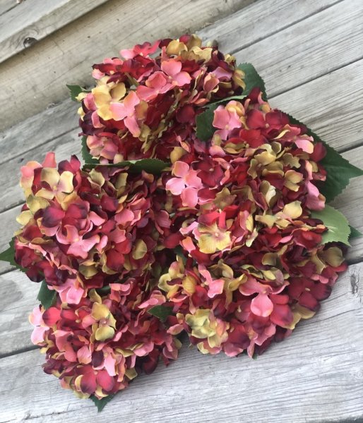 Hortensia i milda nyanser och gröna blad. Välarbetad och verklighetstrogen konstblomma. I kvist/gren modell om en blomma omgive
