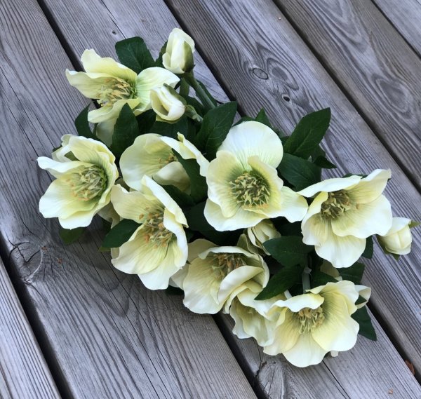 Julros bukett med gröna blad. Flera cream vita blommor i utslagen modell. Välarbetad verklighetstrogen konstgjord blomma. Mäter