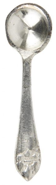 Liten silver färgad salt sked i gammeldags modell med dekoration. Mäter 5,5*1,5cm
