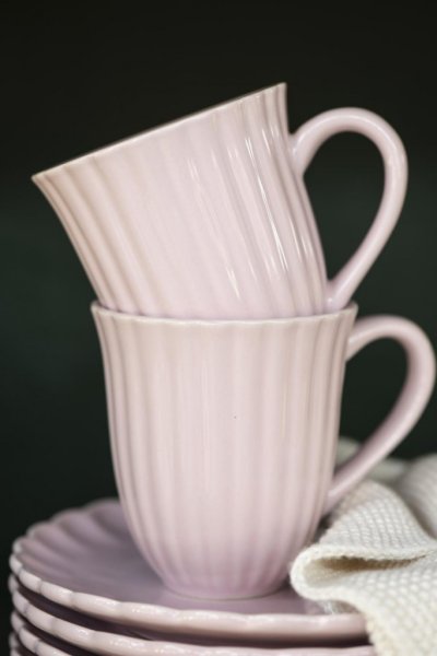 Mynte kopp med öra i nyans English Rose. Tillverkad i stengods av hög kvalité. Se mer info i produkt kategorin ovan. H: 10 Ø: 9