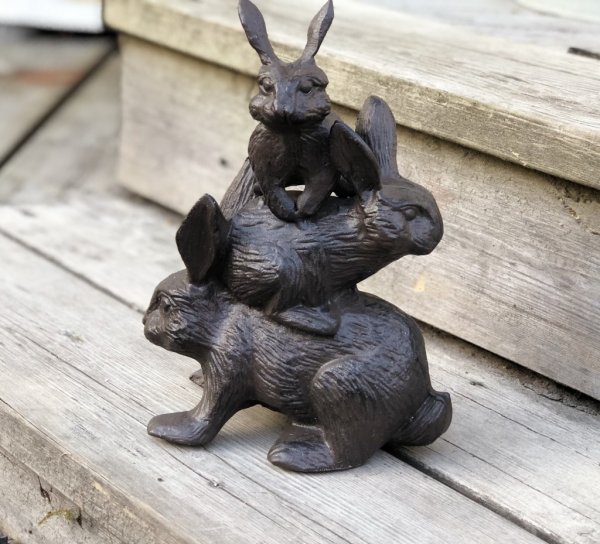 Söt och rolig kanin familj i järn. Att dekorera med inomhus som utomhus. Går i en mörk brun nyans och är tung i modellen. Mamma