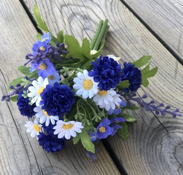 Vacker sommar fin bukett med blåa och vita blommor och gröna blad. Lika vacker i en vas som att ha liggandes som dekoration. Väl