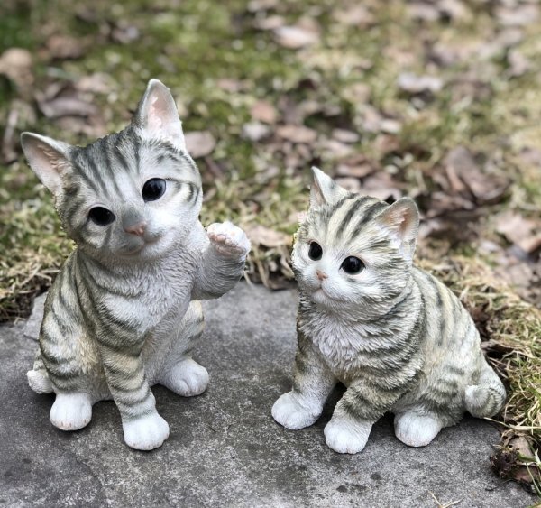 Söt katt / kattunge att dekorera med. I lite större modell med fina verklighetstrogna detaljer. Finns i två varianter. -Sittand