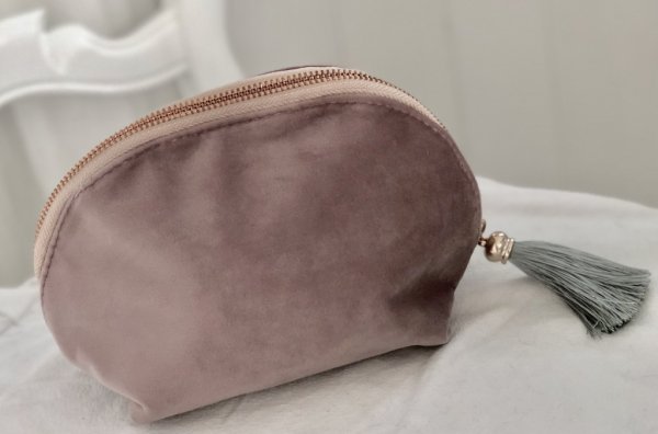 Rosa / lila sammets necessär / väska med tofs. Dekorativa med detaljer i rose guld. Finns i två modeller/storlekar -Större -Mind