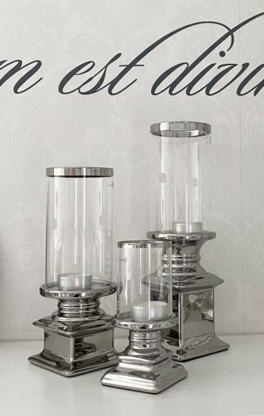 Vacker och elegant ljusstake Andrea i silver med cylinderglas. För värmeljus eller smalare blockljus ev batteri ljus. Finns i tr