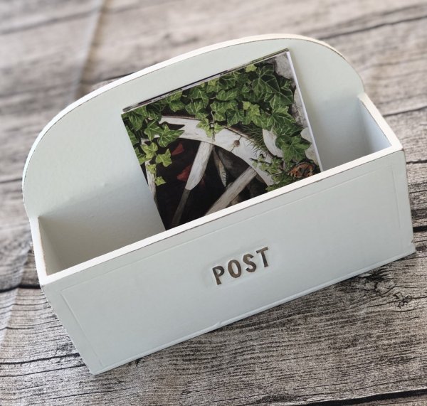 Vacker lantlig förvaring i vitt trä med fabriks avskavda kanter med text ”POST” att sätta på väggen (upphängning bakpå med två f