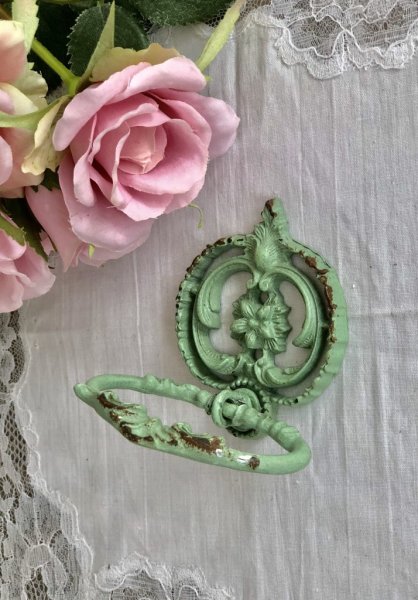 Stort handtag i antik Fransk design. Med sliten platina och mild turkos grön nyans. Dekorerad ryggplatta och oval rundad ledat r