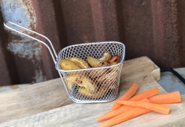 Frityrkorg i mindre portions modell. Tillverkad i metall och har handtag. Lika praktisk att laga mat i som snygg att servera tex