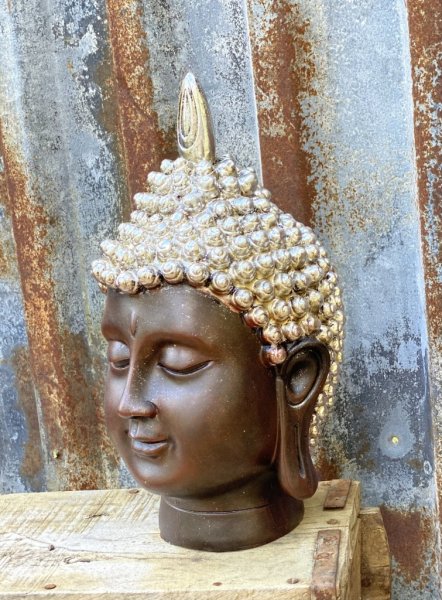 Buddha staty / huvud att dekorera med. Går i brunt och silver. Detaljrik och välarbetad i lite tyngre modell. Höjd: ca 25cm Br