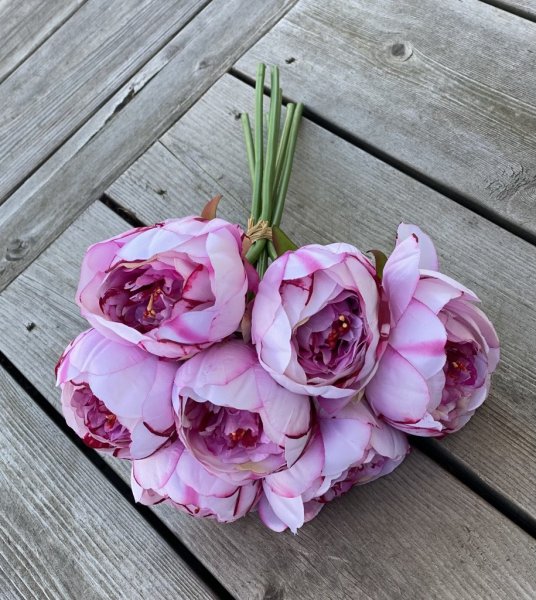 Vacker och fyllig bukett med pioner i en mönstrad nyans av olika rosa nyanser. Välarbetad och verklighetstrogen konstgjord model