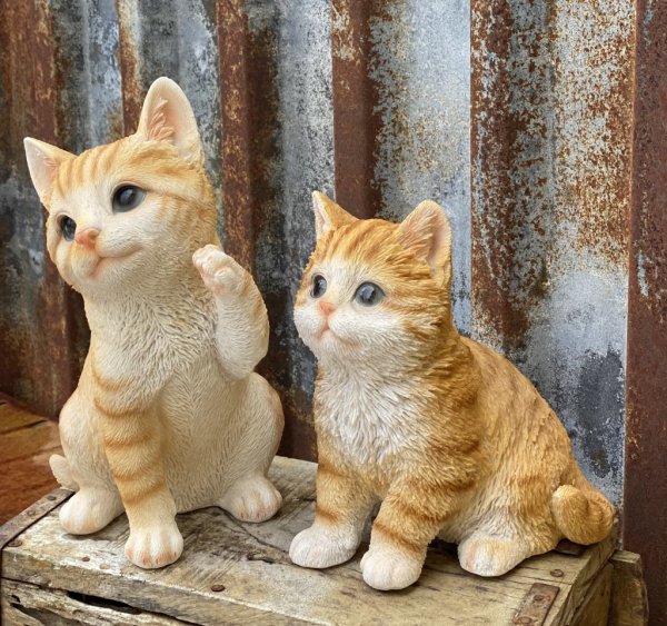 Söt gul och vit katt / kattunge att dekorera med. I lite större modell med fina verklighetstrogna detaljer. Finns i två variante