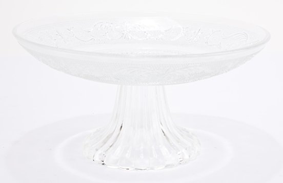 Klassiskt kakfat/tårtfat på fot tillverkat i glas. Finns i två storlekar -Högre -Lägre Med en dekorerad fot och mönstrat fat. Fa