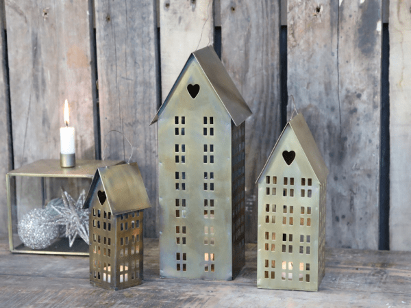 Hus ljushus / ljuslykta i antik guld . Ruffigt i matt nyans med skavda och lite fabriks slitna inslag i ytan. För ljus eller enb