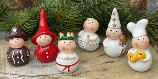 Lucia Lussetåget December i söt och rolig mindre modell. I set om sex stycken figurer. Lucia, tärna, stjärngosse, sockerbagare,