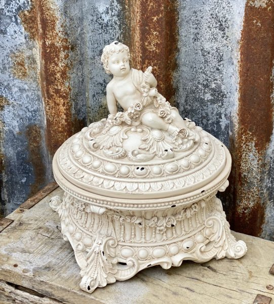 Vacker och elegant barock inspirerad skål med lock. Vit i ruffig fabriks sliten stil med bla snirkliga detaljer och rosor. För f