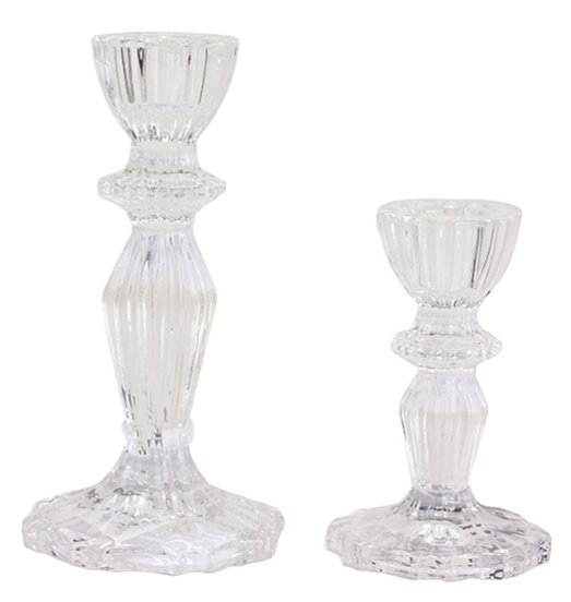 Vacker och elegant ljusstake i glas. Med fot och mönster runt om. För vanliga ljus kronljus Finns i två storlekar -Högre -Längre