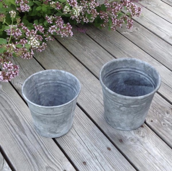 Zink kruka i klassisk rund modell med diskret mönster. Finns i två storlekar -Större -Mindre För blommor, förvaring eller dekora