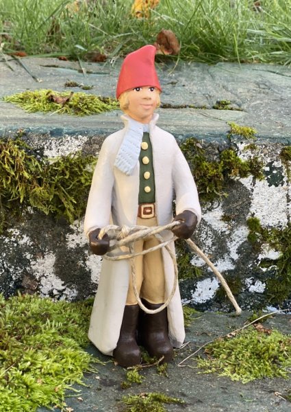 Staffan stalledräng att dekorera med. Staffan har ett snöre i handen som man kan fästa på en av hästarna om man vill. Designad