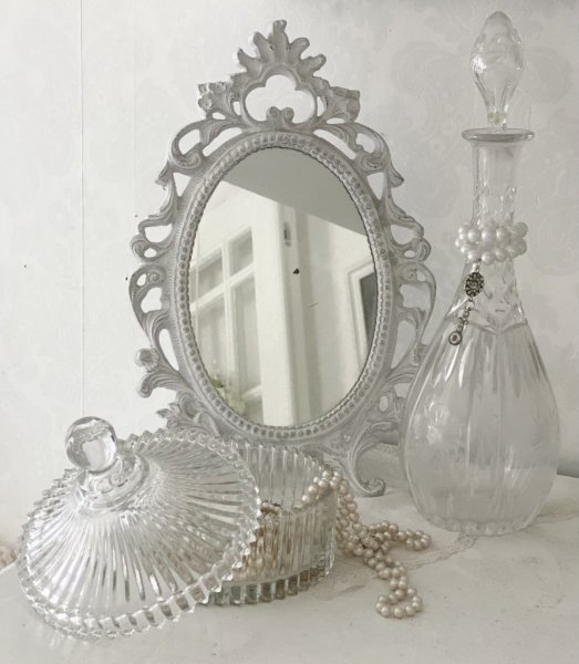 Vacker glasburk med lock och randigt mönster. Finns i två storlekar. -Större -Mindre Rund kraftig glasburk i stilfull elegant mo