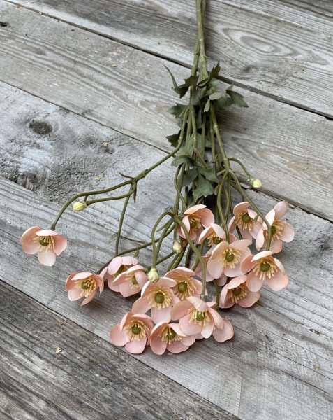 Smörblomma i mjuk rosa nyans och små gröna blad. Välarbetad och verklighetstrogen konstblomma. I kvist/gren modell med flera blo