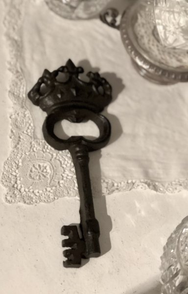 Kapsylöppnare brun Nyckeln med Krona