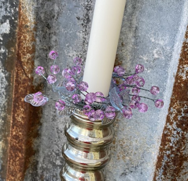 Ljusmanschett / krans med lila och ljusblå pärlor och löv, på virad metall tråd. Att ha runt ett ljus eller använda som servettr