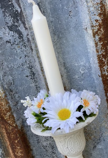 Sommar vacker ljusmanschett med vita prästkragar och gröna blad. Med flera blommor i olika storlekar. Dekorerad med diskreta ins
