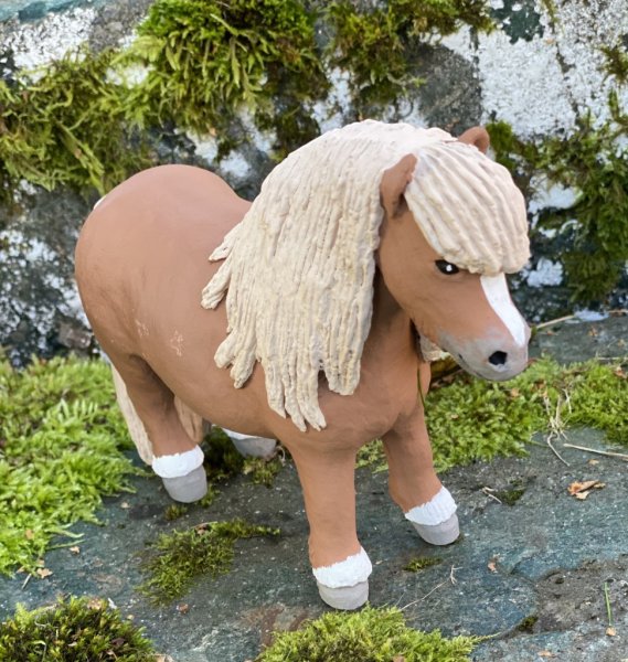 Ponny hästen Dixi en söt brun skönhet med beige man, att dekorera med. Designad av Erkers Marie Persson Leksand. Unik i sin stil